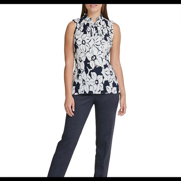 Floral Print Sleeveless Pleated Tie Neck Blouse - Picture 2 of 3